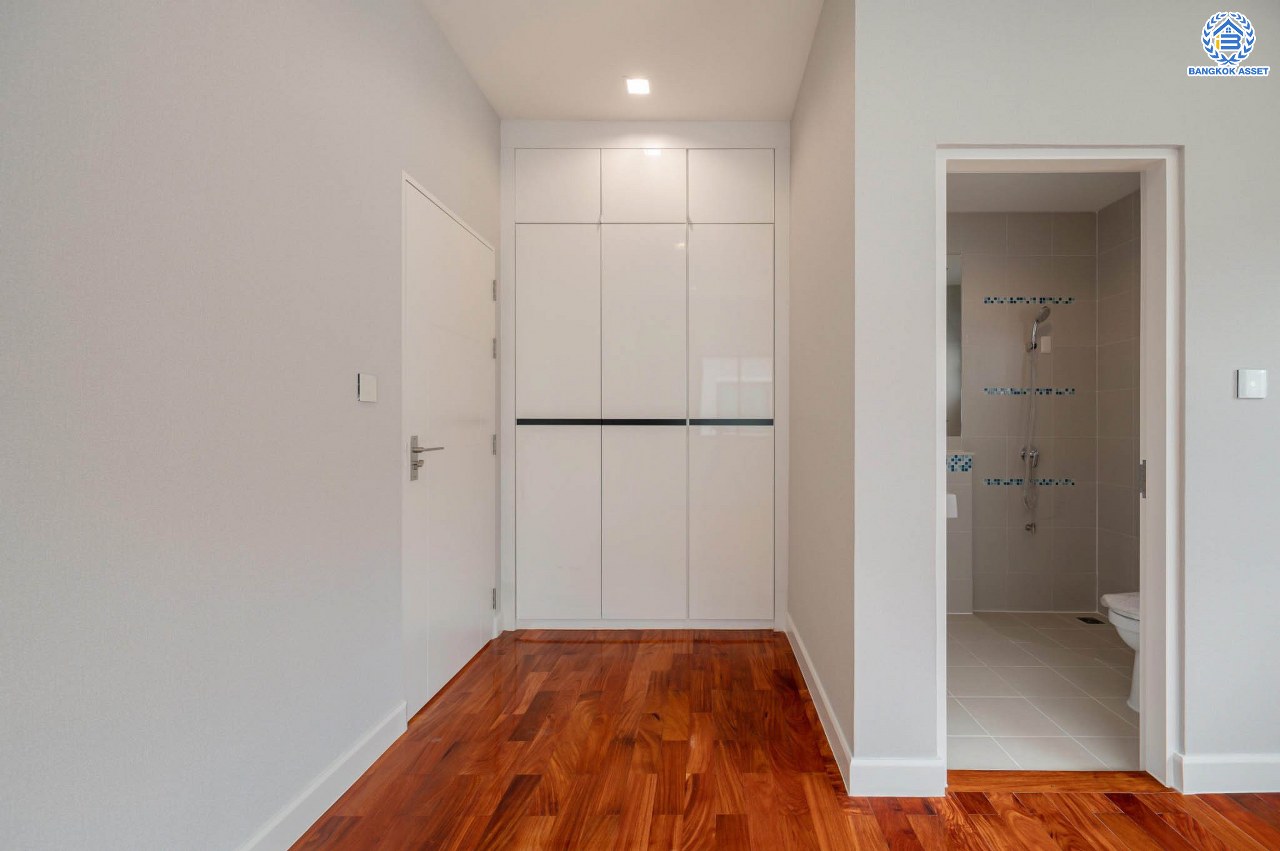 คฤหาสน์สุดหรู ดีไซน์สุด Luxury ติดถนนบรมราชชนนี โครงการ เดอะแกรนด์ ปิ่นเกล้า หลังมุม บนเนื้อที่ถึง 111.6 ตร.ว. ฟังก์ชัน 4 ห้องนอน 5 ห้องน้ำ 1 ห้องแม่บ้าน จอดรถได้ 2 คัน พร้อมบรรยากาศ Private บนทำเลเชื่อมต่อหลายเส้นทาง อาทิถนนบรมราชชนนี, ถนนพุทธมณฑลสาย3 ใกล้เซ็นทรัล ปิ่นเกล้า, ม.มหิดล และทางคู่ขนานลอยฟ้าบรมราชชนนี...